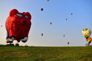 Indianola, Iowa, ABD - Ağustos 03, 2024: Ulusal Balon Klasik Sıcak Hava Balonu Festivali