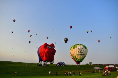 Indianola, Iowa, ABD - Ağustos 03, 2024: Ulusal Balon Klasik Sıcak Hava Balonu Festivali