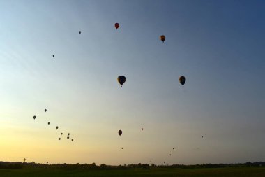 Indianola, Iowa, ABD - Ağustos 03, 2024: Ulusal Balon Klasik Sıcak Hava Balonu Festivali