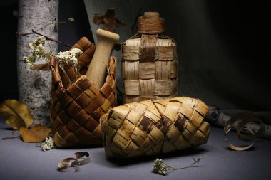 Birch ağaç kabuğu ürünleri. Hasır bir şişe, peçete tutacağı ve kalem kutusuyla hayat devam ediyor..