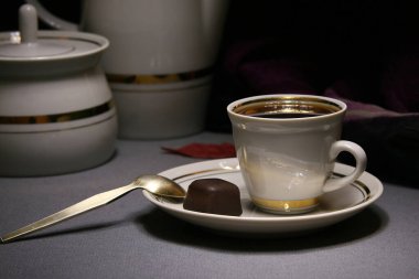 Bir fincan kahve ve çay tabağında şekerle sakin bir hayat.