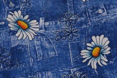 Mavi kot arka planda beyaz papatya deseni