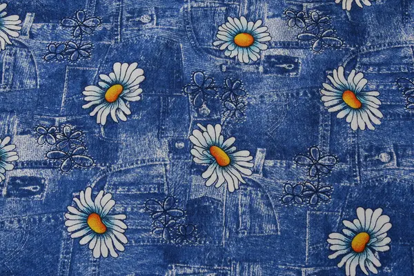 Mavi kot arka planda beyaz papatya deseni
