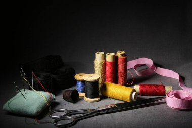 Dikiş Aletleri: İğneler, iplikler ve aksesuarlar da dahil olmak üzere giysi için ev onarım seti.