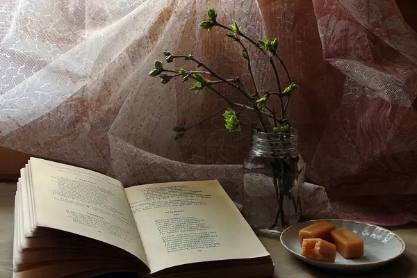 Şiir kitabı, çay tabağında kafein ve suda bahar dallarıyla dolu bir hayat.