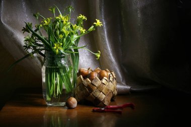 Çayır çiçekleri ve fındıklı hasırlı vazoyla dolu bir hayat