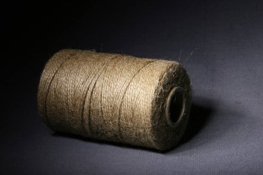Jüt sicim sarmalı Gri arka planda yakın plan