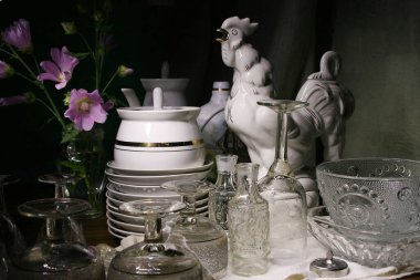 Bulaşıklar. Masada bir sürü yıkanmış cam tezgah var.