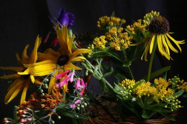 Farklı renklerde çiçeklerin çiçek arkaplanı. Tebrik kartı.