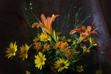 Farklı sarı ve turuncu çiçeklerle dolu tebrik kartı.