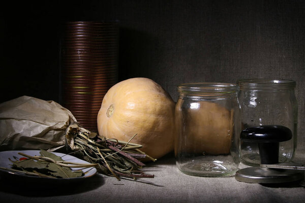 Натюрморт с овощами и приправами для домашних приготовлений к зиме.