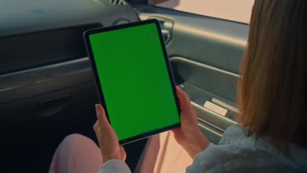 Kvinna Bil Håller Digital Tablett Med Grön Skärm Person Med — Stockvideo