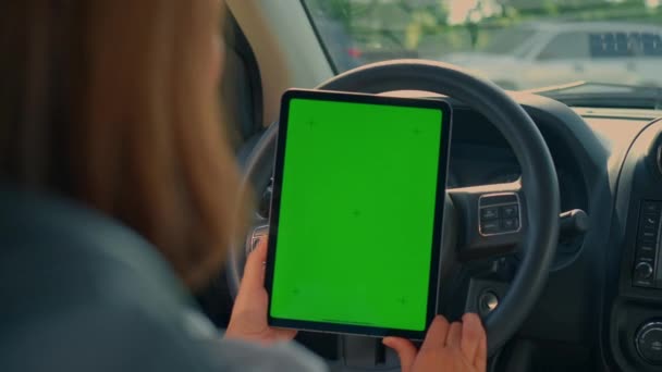 Back View Mulher Segurando Tablet Digital Com Motorista Tela Verde — Vídeo de Stock