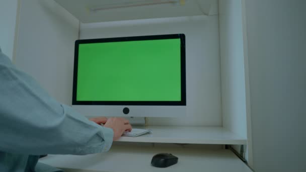 Close Details Man Sitting Workplace Typing White Keyboard Monitor Green — Stok Video