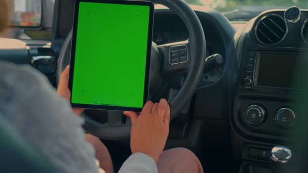 Viajante Usando Tablet Digital Durante Viagem Carro Mulher Segurando Gadget — Vídeo de Stock