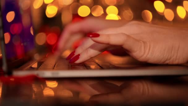 Рулон Женщины Пальцы Красным Лаком Ногтей Печатание Клавиатуре Ноутбука Заднем — стоковое видео