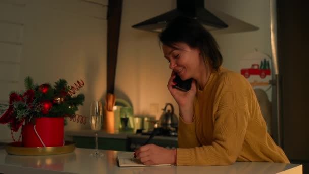 Kobieta Rozmawia Przez Telefon Przyjacielem Boże Narodzenie Czas Domu Uśmiechnięta — Wideo stockowe