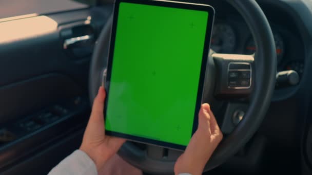Bestuurder Auto Met Digitale Tablet Met Groene Scherm Persoon Met — Stockvideo