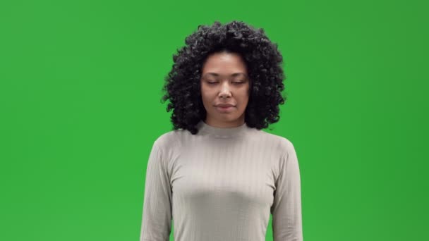 スタジオグリーンの背景で手のジェスチャー退屈な会話を示す女性 — ストック動画