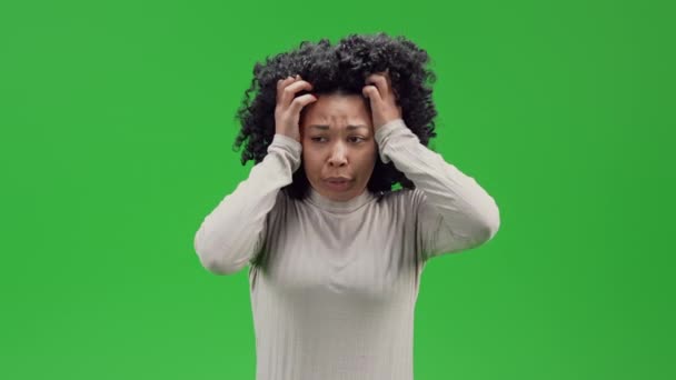Африканская Американка Демонстрирует Беспокойство Страх Негативных Эмоций Изолированных Зеленом Экране — стоковое видео