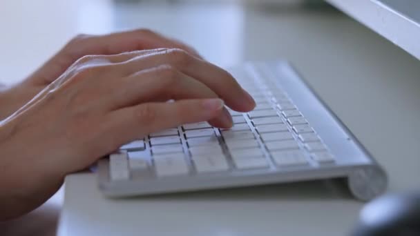 職場で働くキーボードソフトウェアエンジニアを入力している閉じた女性の指 — ストック動画