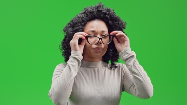 Retrato Afro Americano Mulher Tira Seus Óculos Esfregando Olho Isolado — Vídeo de Stock