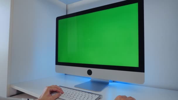 Empregado Sentado Computador Exibição Local Trabalho Com Tela Verde Digitando — Vídeo de Stock