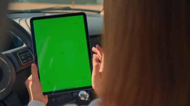Close Detalhes Mulher Carro Segurando Tablet Digital Tocando Driver Tela — Vídeo de Stock