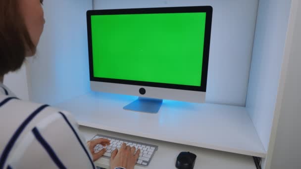 Zakenvrouw Zitten Werkplek Kijken Display Computer Met Groen Scherm Typen — Stockvideo