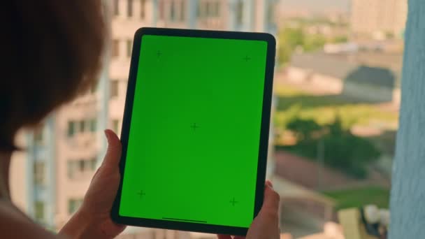 Nierozpoznawalna Kobieta Trzymająca Tablet Cyfrowy Zielonym Ekranem Stojącym Przed Otwartym — Wideo stockowe