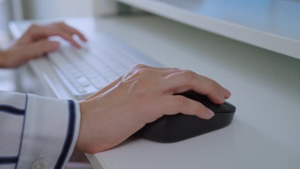 Close Usando Mouse Computador Digitando Funcionário Teclado Trabalhando Escritório Sentado — Vídeo de Stock