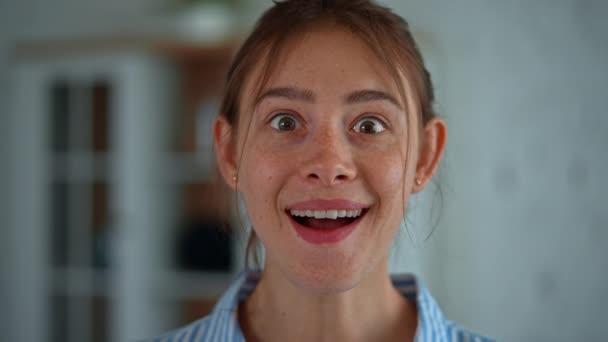 Fotoğraf Makinesi Gibi Çilli Genç Beyaz Kadın Gülümseyerek Şaşırdı — Stok video