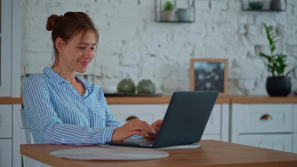 Lächelnde Junge Frau Lässigem Hemd Tippt Auf Laptop Wohnung Mit — Stockvideo