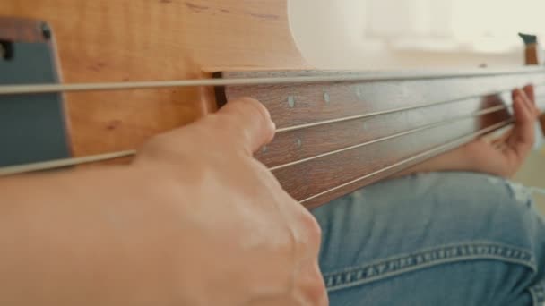 Müzisyen Akustik Gitar Çalıyor Yakın Plan Bayan Evde Müzik Dinlemekten — Stok video