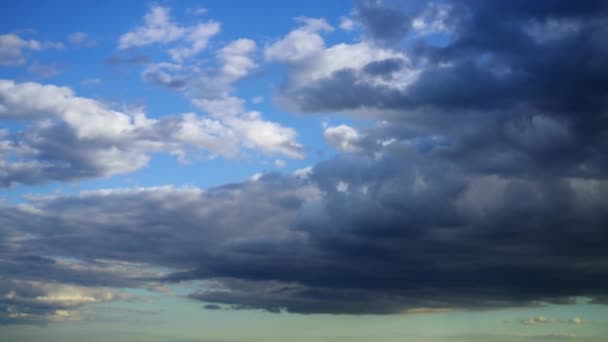 Dramatische Hemel Met Donkerblauwe Regenachtige Wolken Achtergrond Bij Zonsondergang Time — Stockvideo