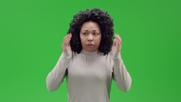 アフリカ系アメリカ人女性は手の神経の恐怖の負の感情で耳をカバー緑の画面に隔離 — ストック動画