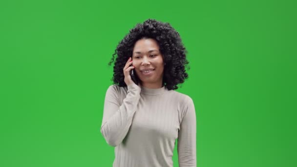 Afrikalı Amerikalı Bir Kadın Telefonla Konuşuyor Akıllı Telefon Gülümseyen Kamera — Stok video