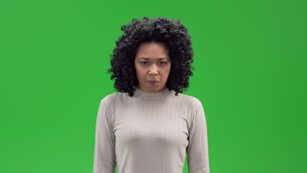 Africano Americano Mujer Buscando Cámara Enojado Gruñón Aislado Verde Pantalla — Vídeos de Stock