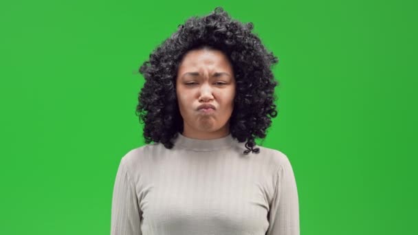 ポートレートアフリカ系アメリカ人の女性面白い顔が合意に鼻をポーズ緑の画面に隔離 — ストック動画