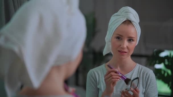 Kaukaska Dorosła Kobieta Przyłożyła Proszek Ręcznika Kąpieli Twarzy Głowie Patrząc — Wideo stockowe
