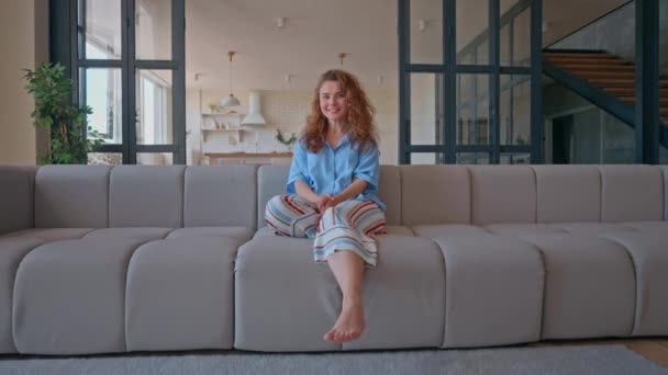 Portrét Žena Středního Věku Sedí Gauči Obývacím Pokoji Šťastná Matka — Stock video