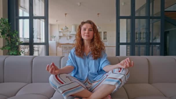 Senhora Com Pernas Cruzadas Pose Zen Como Olhar Câmera Feliz — Vídeo de Stock