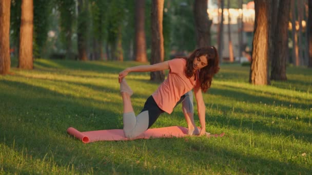 Fitness Training Buiten Vrouw Sportkleding Doen Stretching Oefeningen Zomer Seizoen — Stockvideo