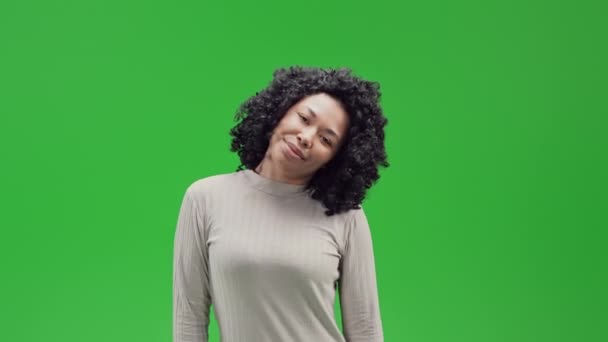 Afrikansk Amerikansk Kvinna Sträcker Sig Rygg Och Hals För Avkoppling — Stockvideo