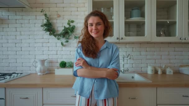 Beautiful Successful Woman Home Dressed Elegant Pajamas Standing Kitchen Looking — Video Stock