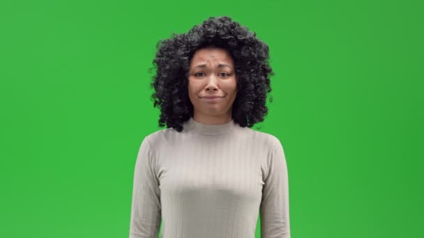 Афроамериканка Неуловимые Эмоции Отображаются Зеленом Фоне Высококачественные Кадры — стоковое видео