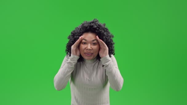 Afrikanisch Amerikanische Frau Versteckt Sich Indem Sie Ihr Gesicht Mit — Stockvideo