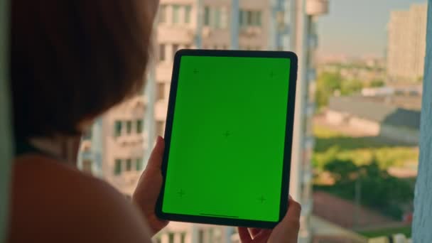 Dame Houdt Digitale Tablet Met Geïsoleerd Groen Scherm Scrollen Display — Stockvideo