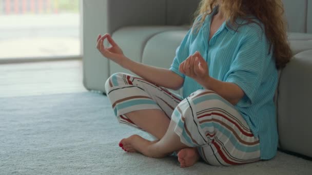 Практикуя Йогу Медитацию Квартире Утренняя Рутина Спокойствия Неузнаваемая Женщина Сидит — стоковое видео