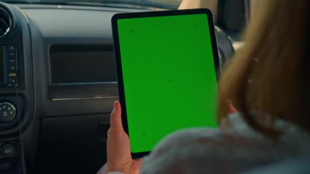 Γυναίκα Κάθεται Στο Κάθισμα Του Συνοδηγού Κρατώντας Gadget Απομονωμένη Πράσινη — Αρχείο Βίντεο